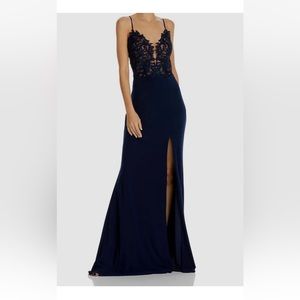 Faviana Couture Women's Blue Sleeveless V-Neck Applique Gown
Dress Size 10